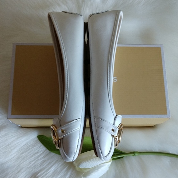 Size 7.5💕BEAUTIFUL MICHAEL KORS SHOES - Picture 4 of 8